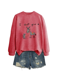 Vue détaillée du sweat-shirt rouge avec motif animal mignon et ensemble de shorts