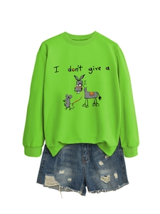 Détail d'un sweat-shirt vert avec imprimé humoristique et mini-short en jean bleu délavé