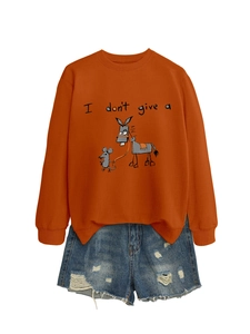 Vue à plat du sweat orange à imprimé cheval avec un short en jean bleu délavé à trous