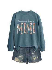 Vista piatta di una felpa blu con scritta Mimi e pantaloncini di jeans strappati