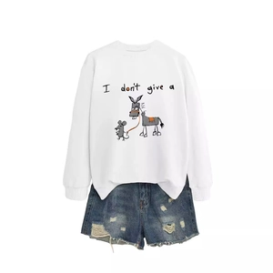 Sweat blanc femme avec imprimé humoristique et short en jean bleu délavé à trous