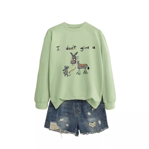 Sweat vert clair à col rond avec motif âne amusant et short en jean bleu délavé