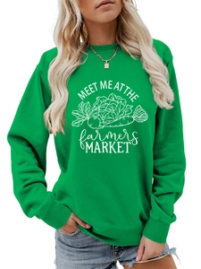 Détail d'un sweat vert oversize avec sérigraphie blanche farmers market