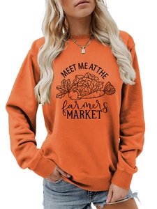 Détail du sweat orange à col rond avec imprimé noir Meet Me At The Farmers Market en coton