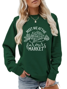 Détail du graphique Meet Me At The Farmers Market sur un sweat-shirt vert foncé