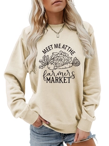 Détail de l'imprimé Farmers Market sur un sweat-shirt ample à manches longues femme