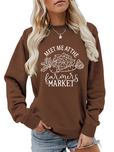 Détail d'un sweat marron avec l'imprimé 'Meet Me at the Farmers Market' blanc