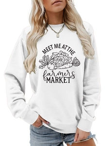 Détail d'un sweatshirt blanc en coton avec imprimé légumes du marché et slogan
