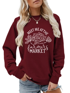 Détail de l'imprimé Farmers Market sur un sweat-shirt bordeaux à col rond pour femme