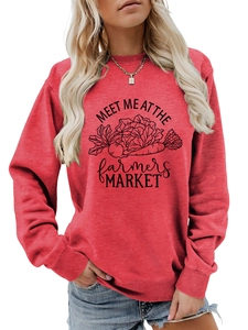 Détail d'un sweat rouge avec motif Meet Me at the Farmers Market et légumes imprimés
