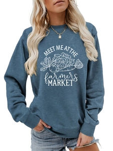 Détail du sweat bleu marine avec imprimé Farmers Market et finitions en bords-côtes