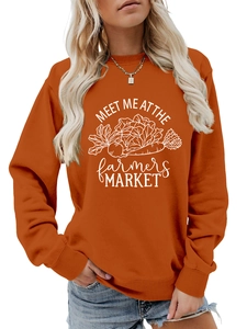Détail de sweat-shirt orange brûlé avec texte Farmers Market blanc et motif graphique