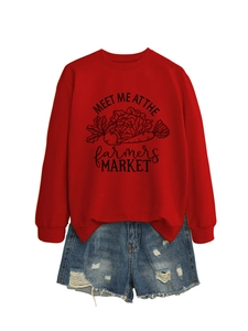Détail d'un sweat rouge avec imprimé farmers market et short en jean avec déchirures