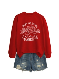 Tenue à plat avec sweat rouge à imprimé marché et short en jean usé à la mode