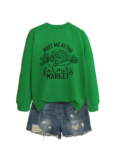 Détail du sweat-shirt vert à manches longues avec imprimé Farmers Market et short en jean