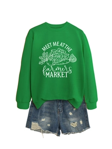 Détail du sweat vert avec imprimé farmers market et mini short en jean bleu délavé chic