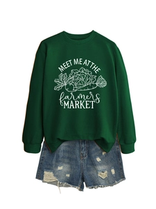 Détail du sweat vert foncé avec imprimé Farmers Market et short en jean déchiré