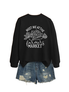 Détail d'un sweat-shirt noir imprimé et d'un short en jean délavé avec déchirures mode
