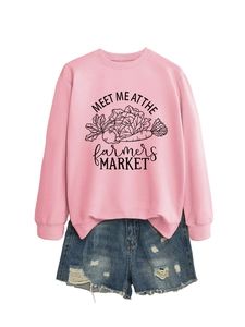 Détail du sweat rose avec imprimé marché fermier et short en jean délavé pour femme