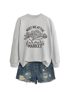 Détail du sweat gris oversize avec imprimé et short en jean effiloché pour femmes