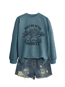 Détail du sweat-shirt bleu gris imprimé Farmers Market et short en jean déchiré
