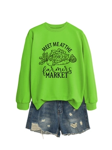 Détail du sweat vert fluo avec imprimé graphique Meet Me at the Farmers Market et denim