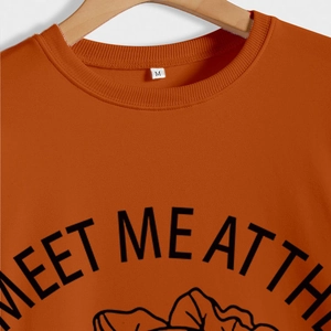 Sweatshirt femme orange caramel avec imprimé Meet Me At The sur cintre en bois