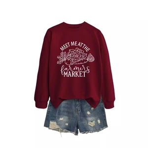 Ensemble sweat-shirt bordeaux surdimensionné à motif et short en jean déchiré pour femme