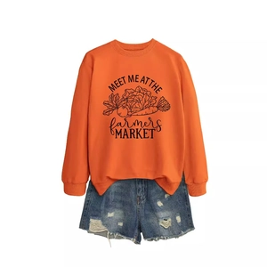 Sweat-shirt orange avec graphique farmers market et short en jean bleu déchiré