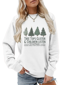 Dettaglio della felpa natalizia con stampe di alberi e scritte grafiche alla moda