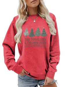 Dettaglio felpa rossa girocollo con stampe di alberi festivi e design grafico natalizio