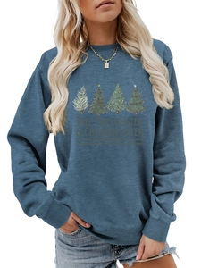 Dettaglio felpa blu da donna con grafica alberi di Natale e testo a tema festivo