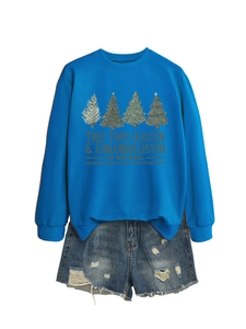 Piatto di felpa blu reale con stampa di alberi di Natale e pantaloncini di jeans strappati