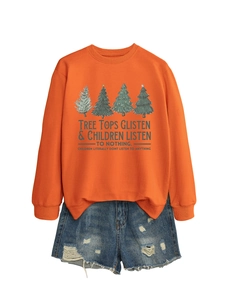 Dettaglio felpa arancione natalizia con stampa alberi e pantaloncini in denim con strappi