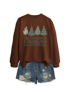 Flat lay di una felpa natalizia marrone con stampe di alberi e pantaloncini di jeans blu