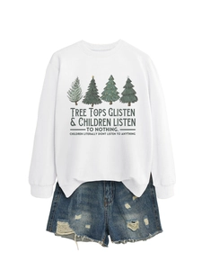 Felpa bianca con stampa alberi di Natale e pantaloncini in denim blu strappati distesi