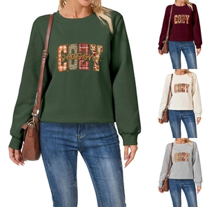 Detalle de varios colores de la sudadera COZY SEASON con estampado de leopardo y cuadros