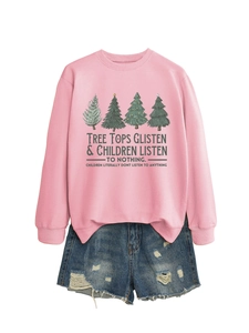 Dettaglio felpa natalizia rosa con stampa alberi e shorts in denim effetto consumato