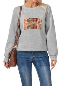 Primer plano de sudadera gris Cozy Season con letras de texturas y estampados