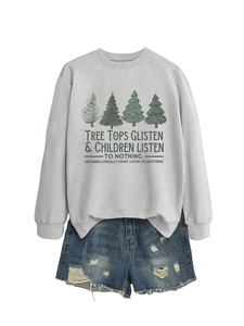 Dettaglio della felpa grigia con stampa Tree Tops Glisten e pantaloncini denim