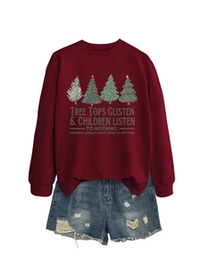 Flat lay di felpa rosso vino con alberi di Natale e pantaloncini in denim su bianco