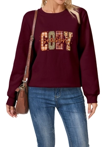 Detalle de sudadera granate Cozy Season con diseño texturizado de cuadros y estampado de leopardo
