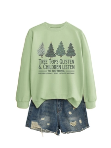 Dettaglio della felpa con grafiche ad albero e uno slogan divertente sui bambini