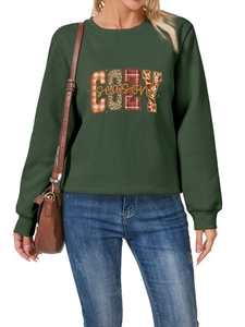 Detalle de sudadera verde bosque con estampado gráfico COZY season de leopardo y cuadros