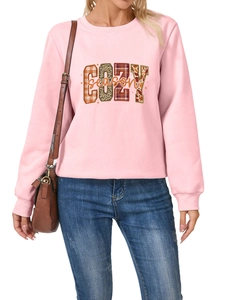 Detalle de sudadera rosa de cuello redondo con estampado COZY season de leopardo