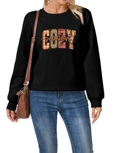 Detalle de la sudadera negra Cozy Season con letras en estampado de cuadros y leopardo