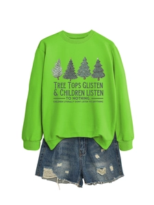 Dettaglio della felpa verde neon con stampe natalizie e pantaloncini di jeans usurati