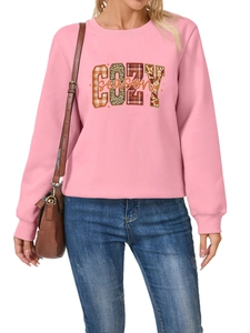 Detalle del estampado 'COZY season' en esta sudadera rosa de cuello redondo para otoño