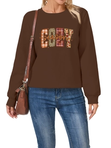 Detalle de la sudadera COZY season con gráficos de cuadros y estampado de leopardo