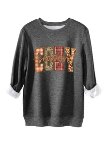 Detalle del estampado COZY season en sudadera gris carbón con forro de felpa